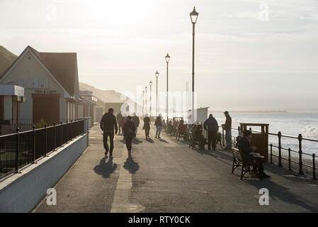 Die Leute schlendern im späten Frühling Sonnenschein an der Promenade von Saltburn-by-the-Sea, North Yorkshire, England. Stockfoto