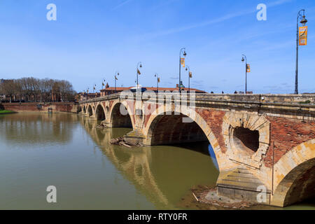 Der Pont Neuf in Toulouse, mit sieben Bögen und 220 m. lang, eröffnet im Jahr 1659, Frankreich Stockfoto