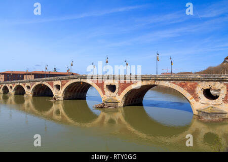 Der Pont Neuf in Toulouse, mit sieben Bögen und 220 m. lang, eröffnet im Jahr 1659, Frankreich Stockfoto