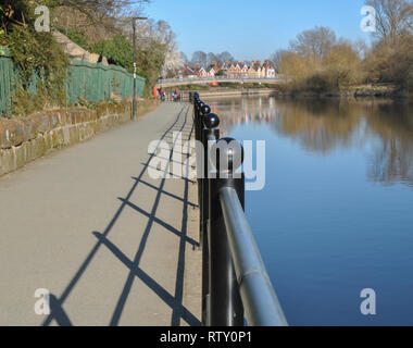 Ein Foto von Geländer entlang des Flusses in Shrewsbury, Schatten auf dem Weg gezoomt Stockfoto