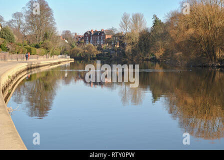 Einen Pfad entlang des Flusses in Shrewsbury an einem klaren Februar Tag der Reflexion im Wasser Stockfoto