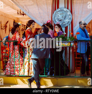 Familien und Freunde genießen zu fairen Zelt. April Fair, Sevilla Abril (Feria de Sevilla). Stockfoto