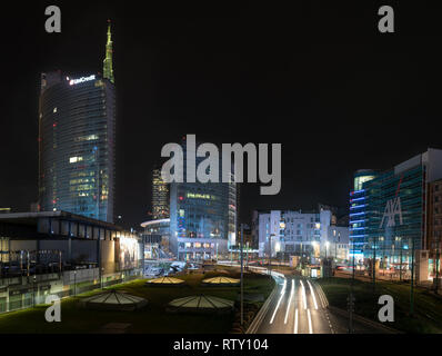 03/02/2019 Mialn, Italien: Unicredit Turm, Gae Aulenti Square, dem Finanzviertel von Mailand aus der Überführung Bussa gesehen. Nächtliche Szene mit Licht tra Stockfoto