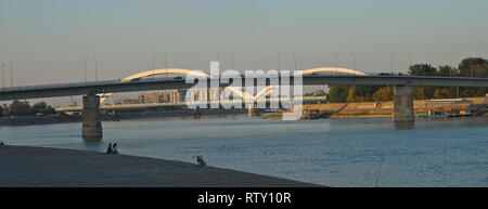 Blick auf zwei Brücken über die Donau bei Novi Sad, Serbien Stockfoto