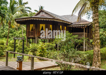 Traditionelle Holzhäuser. Malay Stadthaus in der Kuching, Sarawak Kultur Dorf. Borneo, Malaysia Stockfoto