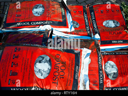 Ein Stapel von Taschen von Torf kostenlose Wolle und Adlerfarn Kompost für den Verkauf in einem Gartencenter Stockfoto
