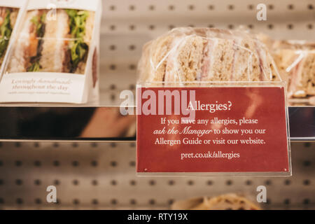 London, UK, 23. Februar 2019: Allergien Hinweis neben Sandwiches in Pret a Manger, einem beliebten internationalen Sandwich Shop Kette in Großbritannien mit Stockfoto