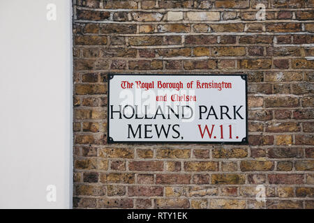 London, UK, 23. Februar 2019: Holland Park Mews Straße name Zeichen an der Wand im Royal Borough von Kensington und Chelsea, einem wohlhabenden Gegend in West Stockfoto