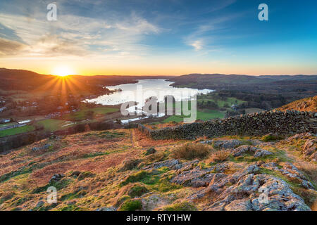 Atemberaubenden Sonnenaufgang von Loughrigg fiel und mit Blick über den See Windermere Stockfoto