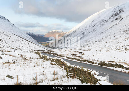 Schnee über das kirkstone Pass im Nationalpark Lake District in Cumbria, von denen aus man in der Ferne Brotherswater Stockfoto