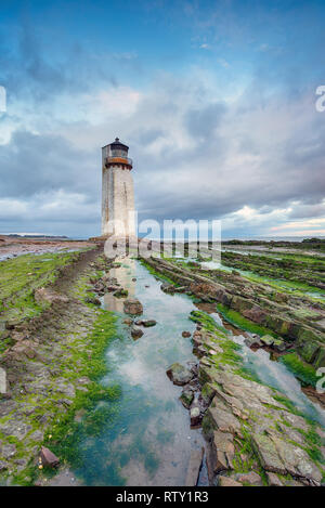 Dramatische Himmel über dem Leuchtturm Southerness auf der Galloway Küste Stockfoto