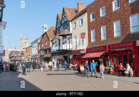 High Street, Salisbury, Wiltshire, England UK. Februar 2019. Käufer an der High Street in der Nähe der Eingang zum alten George Mall. Kirche Turm von St. Stockfoto