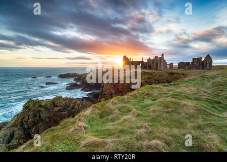 Sonnenuntergang am Slains Castle in der Nähe von Peterhead auf der Aberdeenshire Küste in Schottland Stockfoto