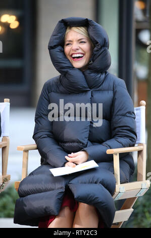 Phillip Schofield und Holly Willoughby tapfer der Kälte während außerhalb der Dreharbeiten am ITV Studios. Phillip versucht, warm Leggings trägt auf seinem Kopf zu halten und Holly ist bis gemütlich in einem vollen Körper Länge Puffa-jacke gewickelt. Mit: Holly Willoughby Wo: London, Vereinigtes Königreich, wenn: 31 Jan 2019 Credit: Rocky/WENN.com Stockfoto