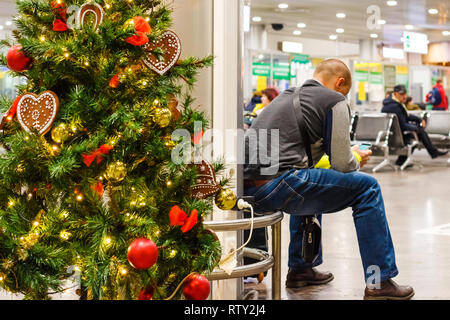 Moskau, Russland - Dezember 26, 2017: Man wartet auf Flug am Flughafen im neuen Jahr in Moskau Sheremetyevo. Stockfoto