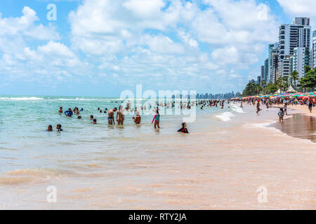 Strand Boa Viagem, Recife, Pernambuco, Brasilien - Januar, 2019: Sommer! Blue Sky Tag am Strand Stockfoto