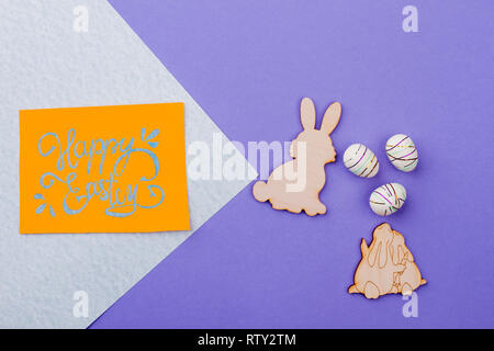 Frohe Ostern Hintergrund mit Sperrholz Kaninchen. Styropor dekorative Eier und Hasen. Herzlichen Glückwunsch zu Ostern. Stockfoto