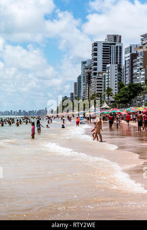 Strand Boa Viagem, Recife, Pernambuco, Brasilien - Januar, 2019: Sommer! Blue Sky Tag am Strand Stockfoto