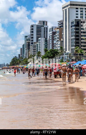 Strand Boa Viagem, Recife, Pernambuco, Brasilien - Januar, 2019: Sommer! Blue Sky Tag am Strand Stockfoto