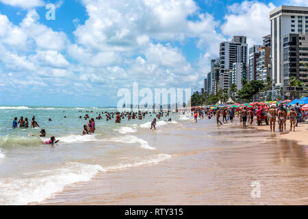 Strand Boa Viagem, Recife, Pernambuco, Brasilien - Januar, 2019: Sommer! Blue Sky Tag am Strand Stockfoto