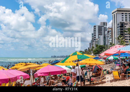 Strand Boa Viagem, Recife, Pernambuco, Brasilien - Januar, 2019: Sommer! Blue Sky Tag am Strand Stockfoto