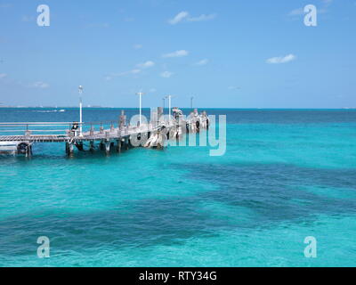 Wasser von Turtle Beach, Playa Tortugas am Karibischen Meer Landschaften in Cancún Stadt in Quintana Roo in Mexiko mit klaren blauen Himmel in 2018 heißen sonnigen Wint Stockfoto