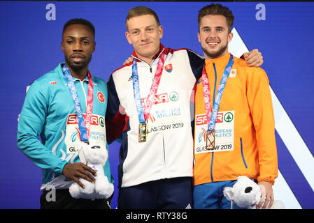 Die Slowakei Jan Volko (Mitte) wirft mit seiner Goldmedaille neben der Türkei Emre Zafer Barnes (links) mit seiner Silbermedaille und Netherland Joris Van Gool mit seiner Bronzemedaille von 60 Metern während der Männer Tag drei der Europäischen Indoor Leichtathletik WM im Emirates Arena, Glasgow. Stockfoto