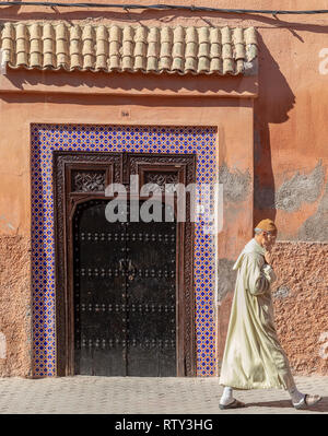 Ältere Mann in djellaba Wandern in der Kasbah, Marrakesch Stockfoto