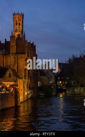 Blick vom Rozenhoedkaai bei Nacht mit Blick auf den Belfried von Brügge Belgien Stockfoto