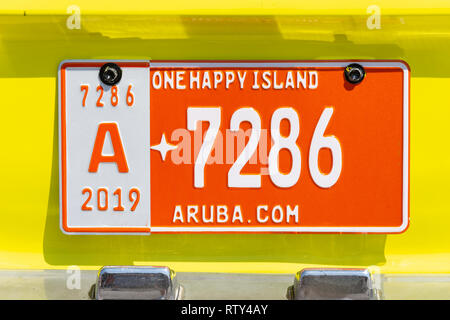 "One Happy Island" lokale Nummernschild Auto, Oranjestad, Aruba, ABC-Inseln, Leeward Antillen, Karibik Stockfoto