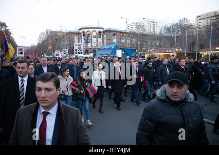 YEREVAN, Armenien - Mar 01, 2019: armenische Volk freundlich marschieren auf den Straßen von Eriwan - Samtene Revolution - Vizepräsident Nikol Pashinyan - Stockfoto