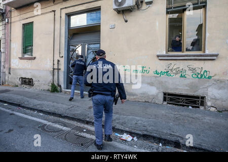 Neapel, Italien. 02 Mär, 2019. Napoli, Kampanien, Italien, 02-03-19, der zweite Italienische Flüchtling nahm der Sohn von "Ciruzzo o'milionario', Marco Di Lauro mit seinem Partner in einem Gebäude nicht weit von secondigliano in Bild Marco Di Lauro im Polizei Auto bei der Ankunft am Bahnhof Neapel Polizei. Credit: Antonio Balasco/Pacific Press/Alamy leben Nachrichten Stockfoto