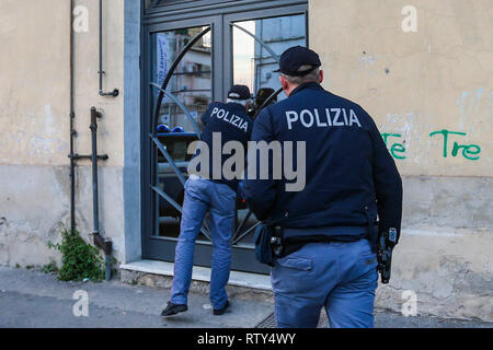 Neapel, Italien. 02 Mär, 2019. Napoli, Kampanien, Italien, 02-03-19, der zweite Italienische Flüchtling nahm der Sohn von "Ciruzzo o'milionario', Marco Di Lauro mit seinem Partner in einem Gebäude nicht weit von secondigliano in Bild Marco Di Lauro im Polizei Auto bei der Ankunft am Bahnhof Neapel Polizei. Credit: Antonio Balasco/Pacific Press/Alamy leben Nachrichten Stockfoto