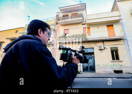 Neapel, Italien. 02 Mär, 2019. Napoli, Kampanien, Italien, 02-03-19, der zweite Italienische Flüchtling nahm der Sohn von "Ciruzzo o'milionario', Marco Di Lauro mit seinem Partner in einem Gebäude nicht weit von secondigliano in Bild Marco Di Lauro im Polizei Auto bei der Ankunft am Bahnhof Neapel Polizei. Credit: Antonio Balasco/Pacific Press/Alamy leben Nachrichten Stockfoto