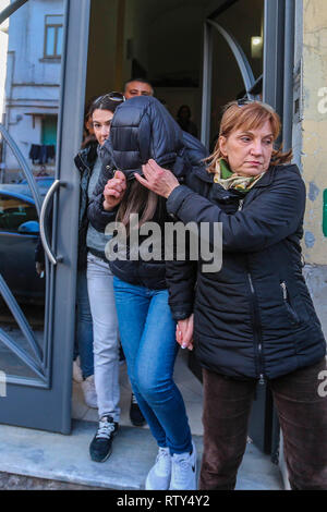 Neapel, Italien. 02 Mär, 2019. Napoli, Kampanien, Italien, 02-03-19, der zweite Italienische Flüchtling nahm der Sohn von "Ciruzzo o'milionario', Marco Di Lauro mit seinem Partner in einem Gebäude nicht weit von secondigliano in Bild Marco Di Lauro im Polizei Auto bei der Ankunft am Bahnhof Neapel Polizei. Credit: Antonio Balasco/Pacific Press/Alamy leben Nachrichten Stockfoto