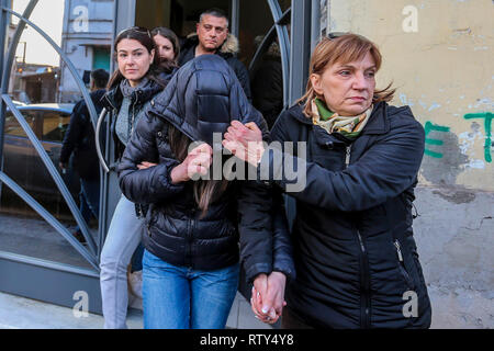 Neapel, Italien. 02 Mär, 2019. Napoli, Kampanien, Italien, 02-03-19, der zweite Italienische Flüchtling nahm der Sohn von "Ciruzzo o'milionario', Marco Di Lauro mit seinem Partner in einem Gebäude nicht weit von secondigliano in Bild Marco Di Lauro im Polizei Auto bei der Ankunft am Bahnhof Neapel Polizei. Credit: Antonio Balasco/Pacific Press/Alamy leben Nachrichten Stockfoto