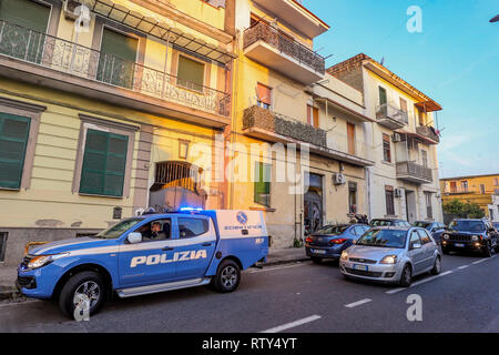 Neapel, Italien. 02 Mär, 2019. Napoli, Kampanien, Italien, 02-03-19, der zweite Italienische Flüchtling nahm der Sohn von "Ciruzzo o'milionario', Marco Di Lauro mit seinem Partner in einem Gebäude nicht weit von secondigliano in Bild Marco Di Lauro im Polizei Auto bei der Ankunft am Bahnhof Neapel Polizei. Credit: Antonio Balasco/Pacific Press/Alamy leben Nachrichten Stockfoto