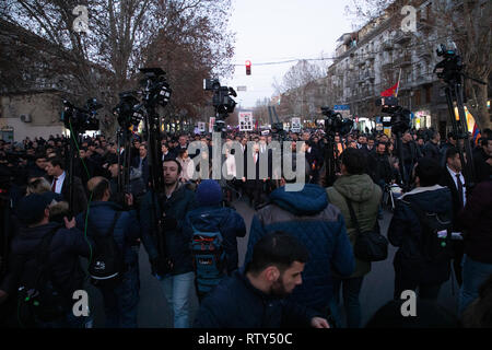 YEREVAN, Armenien - Mar 01, 2019: armenische Volk freundlich marschieren auf den Straßen von Eriwan - Samtene Revolution - Vizepräsident Nikol Pashinyan - Stockfoto