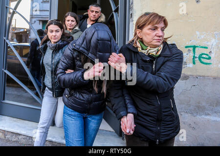 Neapel, Italien. 02 Mär, 2019. Napoli, Kampanien, Italien, 02-03-19, der zweite Italienische Flüchtling nahm der Sohn von "Ciruzzo o'milionario', Marco Di Lauro mit seinem Partner in einem Gebäude nicht weit von secondigliano in Bild Marco Di Lauro im Polizei Auto bei der Ankunft am Bahnhof Neapel Polizei. Credit: Antonio Balasco/Pacific Press/Alamy leben Nachrichten Stockfoto