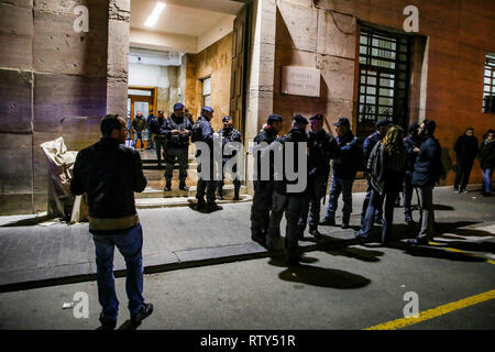 Neapel, Italien. 02 Mär, 2019. Napoli, Kampanien, Italien, 02-03-19, der zweite Italienische Flüchtling nahm der Sohn von "Ciruzzo o'milionario', Marco Di Lauro mit seinem Partner in einem Gebäude nicht weit von secondigliano in Bild Marco Di Lauro im Polizei Auto bei der Ankunft am Bahnhof Neapel Polizei. Credit: Antonio Balasco/Pacific Press/Alamy leben Nachrichten Stockfoto