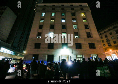 Neapel, Italien. 02 Mär, 2019. Napoli, Kampanien, Italien, 02-03-19, der zweite Italienische Flüchtling nahm der Sohn von "Ciruzzo o'milionario', Marco Di Lauro mit seinem Partner in einem Gebäude nicht weit von secondigliano in Bild Marco Di Lauro im Polizei Auto bei der Ankunft am Bahnhof Neapel Polizei. Credit: Antonio Balasco/Pacific Press/Alamy leben Nachrichten Stockfoto