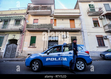 Neapel, Italien. 02 Mär, 2019. Napoli, Kampanien, Italien, 02-03-19, der zweite Italienische Flüchtling nahm der Sohn von "Ciruzzo o'milionario', Marco Di Lauro mit seinem Partner in einem Gebäude nicht weit von secondigliano in Bild Marco Di Lauro im Polizei Auto bei der Ankunft am Bahnhof Neapel Polizei. Credit: Antonio Balasco/Pacific Press/Alamy leben Nachrichten Stockfoto