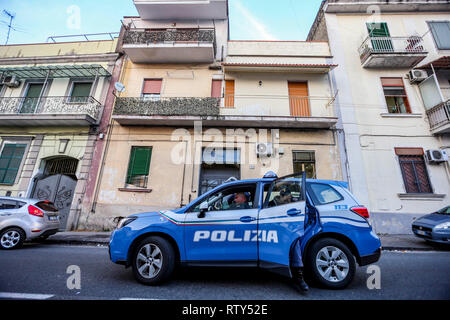 Neapel, Italien. 02 Mär, 2019. Napoli, Kampanien, Italien, 02-03-19, der zweite Italienische Flüchtling nahm der Sohn von "Ciruzzo o'milionario', Marco Di Lauro mit seinem Partner in einem Gebäude nicht weit von secondigliano in Bild Marco Di Lauro im Polizei Auto bei der Ankunft am Bahnhof Neapel Polizei. Credit: Antonio Balasco/Pacific Press/Alamy leben Nachrichten Stockfoto