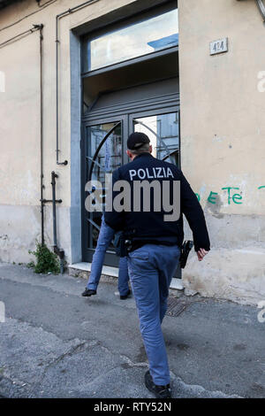 Neapel, Italien. 02 Mär, 2019. Napoli, Kampanien, Italien, 02-03-19, der zweite Italienische Flüchtling nahm der Sohn von "Ciruzzo o'milionario', Marco Di Lauro mit seinem Partner in einem Gebäude nicht weit von secondigliano in Bild Marco Di Lauro im Polizei Auto bei der Ankunft am Bahnhof Neapel Polizei. Credit: Antonio Balasco/Pacific Press/Alamy leben Nachrichten Stockfoto