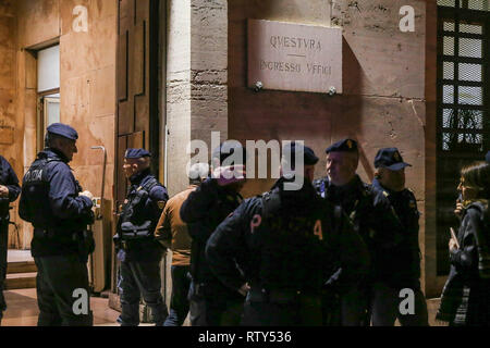 Neapel, Italien. 02 Mär, 2019. Napoli, Kampanien, Italien, 02-03-19, der zweite Italienische Flüchtling nahm der Sohn von "Ciruzzo o'milionario', Marco Di Lauro mit seinem Partner in einem Gebäude nicht weit von secondigliano in Bild Marco Di Lauro im Polizei Auto bei der Ankunft am Bahnhof Neapel Polizei. Credit: Antonio Balasco/Pacific Press/Alamy leben Nachrichten Stockfoto