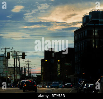 Am späten Nachmittag den Berufsverkehr auf der Washington Avenue in South Philadelphia Stockfoto