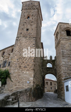 Enge Gassen und Tor von Santiago in Trujillo (Spanien) Stockfoto