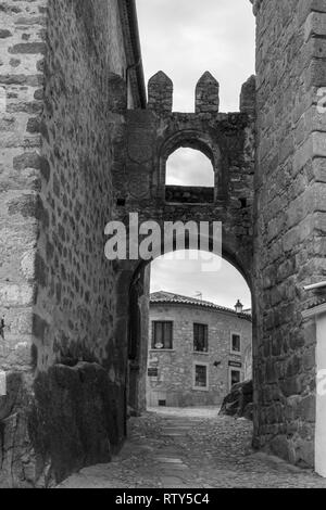 Enge Gassen und Tor von Santiago in Trujillo (Spanien) Stockfoto