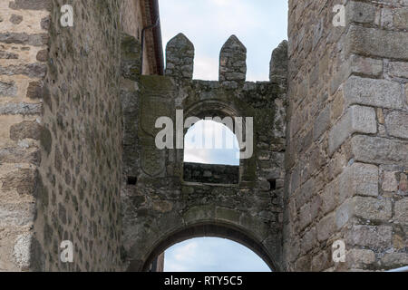 Enge Gassen und Tor von Santiago in Trujillo (Spanien) Stockfoto