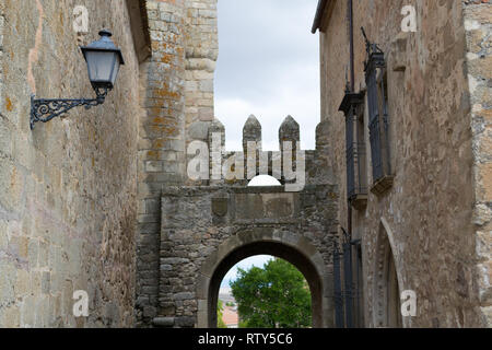 Enge Gassen und Tor von Santiago in Trujillo (Spanien) Stockfoto